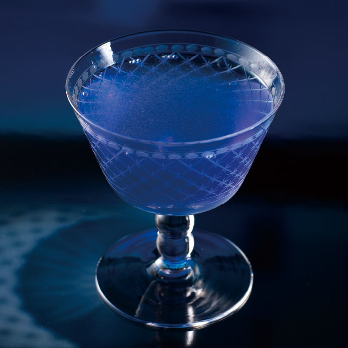 コチラがダイヤルのモチーフとなったオリジナルカクテル「Starlight」。“無数の星が瞬く夜空”を表現している。カクテルの考案者は、世界的に著名なバーテンダー岸　久（きし・ひさし）氏。31歳で世界最高峰といわれるカクテルコンクールで優勝。現代の名工にバーテンダーで初めて認定され、2014年には黄綬褒章も受賞。銀座1丁目の「STAR BAR」オーナー／バーテンダーである。