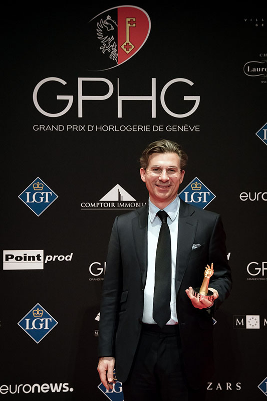 「メカニカル・エクセプション賞」を授与されたヴァシュロン・コンスタンタンCEO ルイ・フェルラ氏。