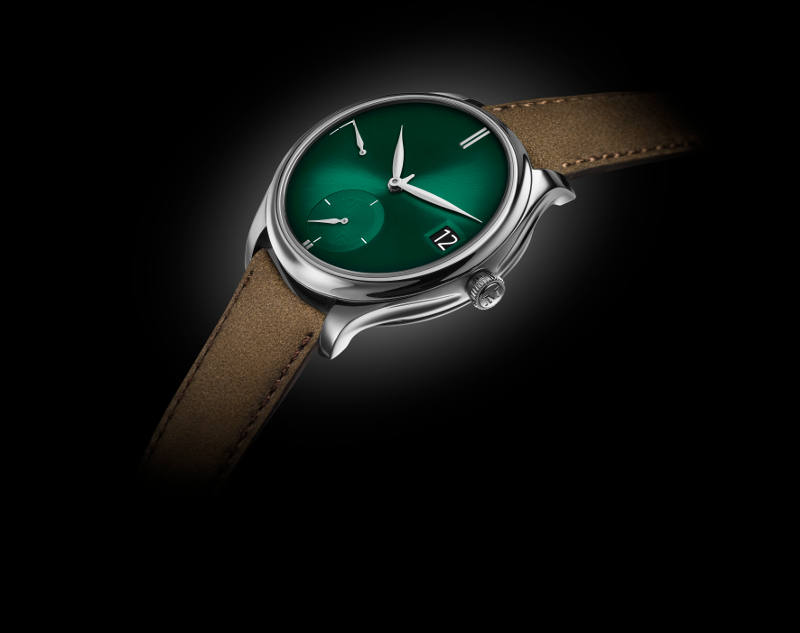 エンデバー・パーペチュアルカレンダー・ピュリティー・コズミックグリーン／センターの短い針で月表示。コズミックグリーンダイヤル。手巻き。径42mm。18KWGケース。レザーストラップ。50個限定。６５０万円（税抜）／発売時期未定。お問い合わせ先：イースト・ジャパンTel.03-3833-9602