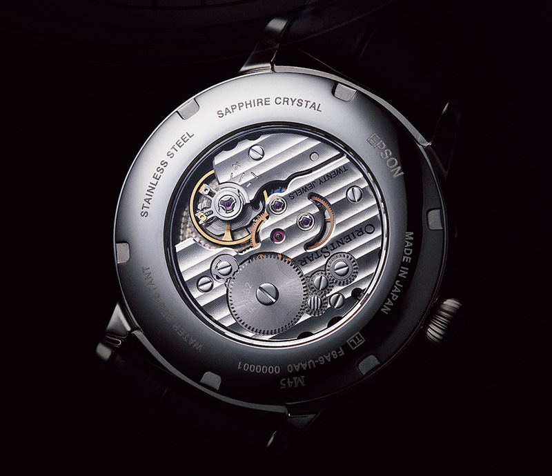 新開発の手巻きムーブメントに“三日月”の遊び心